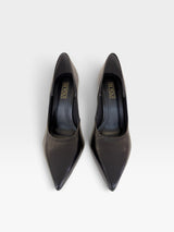 Scarpin Beyou Shoes Beverly Hills em couro preto com bico fino e salto alto, vista superior