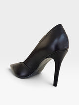 Scarpin Beyou Shoes Beverly Hills em couro preto com salto alto de 10 cm e bico fino elegante