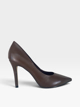 Scarpin Beyou Shoes Beverly Hills marrom em couro com salto alto de 10 cm e bico fino elegante