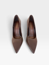 Scarpin Beyou Shoes Beverly Hills marrom em couro com bico fino e salto alto, vista superior.