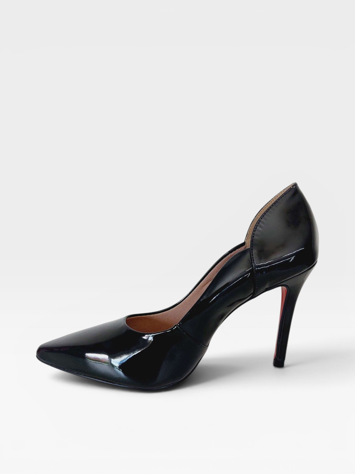 Scarpin Beyou Shoes Beverly Hills preto em verniz com salto fino de 9,5 cm e design clássico elegante