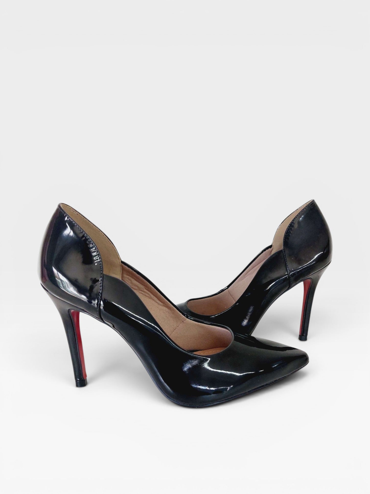 Scarpin Beyou Shoes Beverly Hills preto em napa verniz com salto fino de 9,5 cm e detalhe de solado vermelho