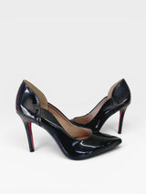 Scarpin Beyou Shoes Beverly Hills preto em napa verniz com salto fino de 9,5 cm e detalhe de solado vermelho