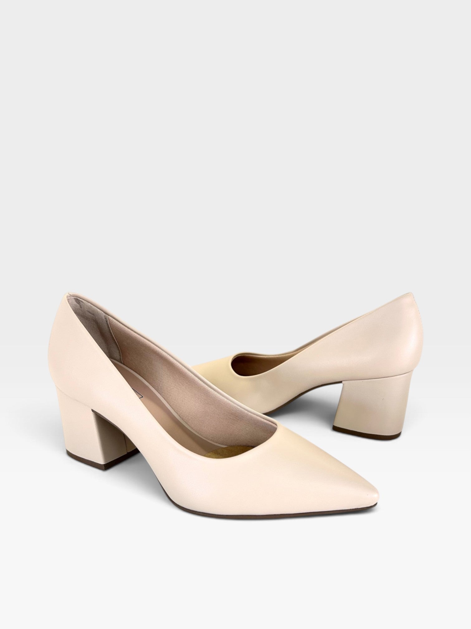 Scarpin Beyou Shoes Cagliari na cor nude, feito em napa com salto bloco de 6 cm e bico fino elegante.