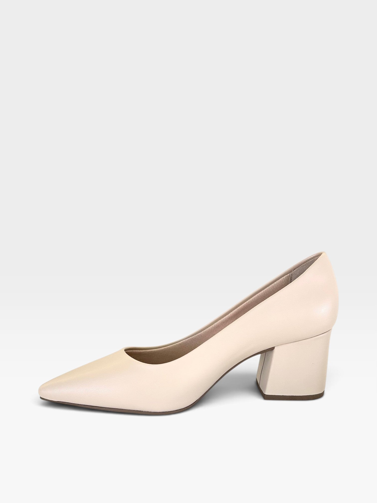 Scarpin Beyou Shoes Cagliari em napa nude com salto bloco de 6 cm e bico fino, design clássico e sofisticado.