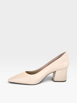 Scarpin Beyou Shoes Cagliari em napa nude com salto bloco de 6 cm e bico fino, design clássico e sofisticado.