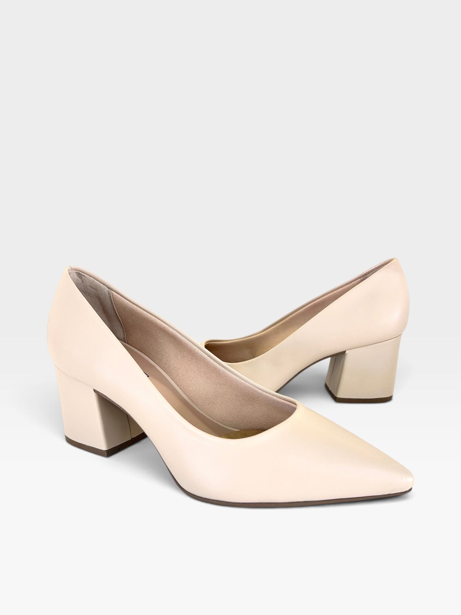 Scarpin Beyou Shoes Cagliari nude em napa com salto bloco de 6 cm e bico fino, design clássico e sofisticado.