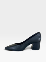 Scarpin Beyou Shoes Cagliari preto em napa com salto bloco de 6 cm e bico fino, design clássico e sofisticado.