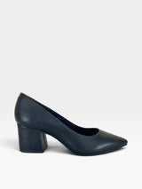 Scarpin Beyou Shoes Cagliari preto em napa com salto bloco de 6 cm e bico fino, design clássico e sofisticado.