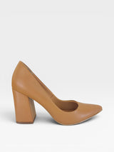 Scarpin Beyou Shoes California caramelo em napa com salto bloco de 9,5 cm e bico fino elegante