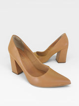 Scarpin Beyou Shoes California caramelo em napa com salto bloco de 9,5 cm e bico fino elegante