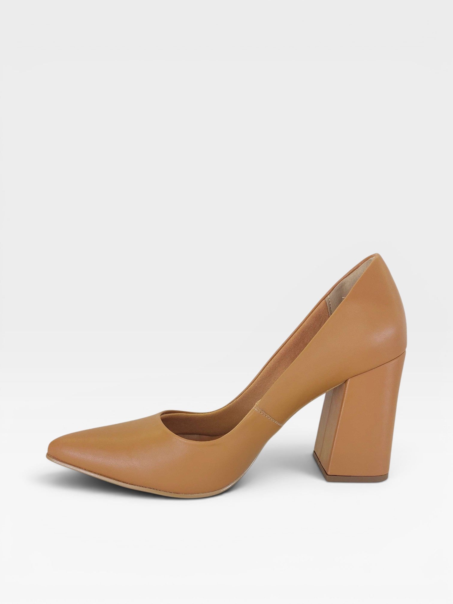 Scarpin Beyou Shoes California na cor caramelo em napa com salto bloco de 9,5 cm e bico fino elegante