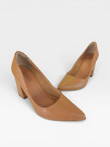 Scarpin Beyou Shoes California caramelo em napa com salto bloco de 9,5 cm e bico fino elegante