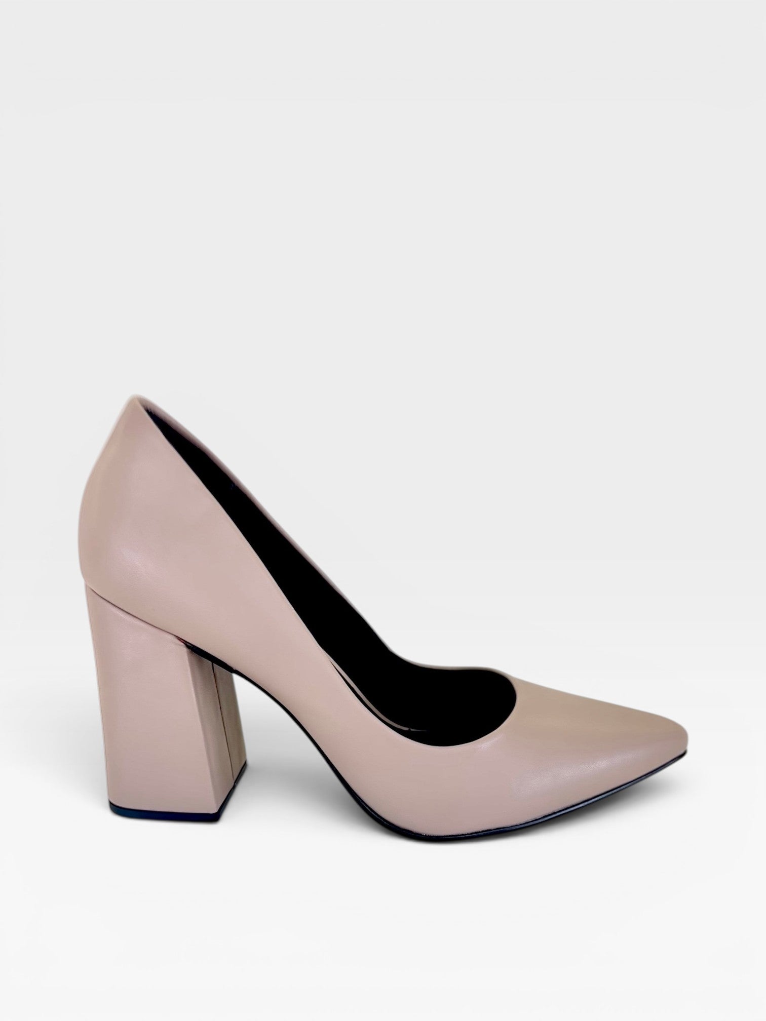 Scarpin Beyou Shoes California cinza em napa com salto bloco de 9,5 cm e bico fino elegante