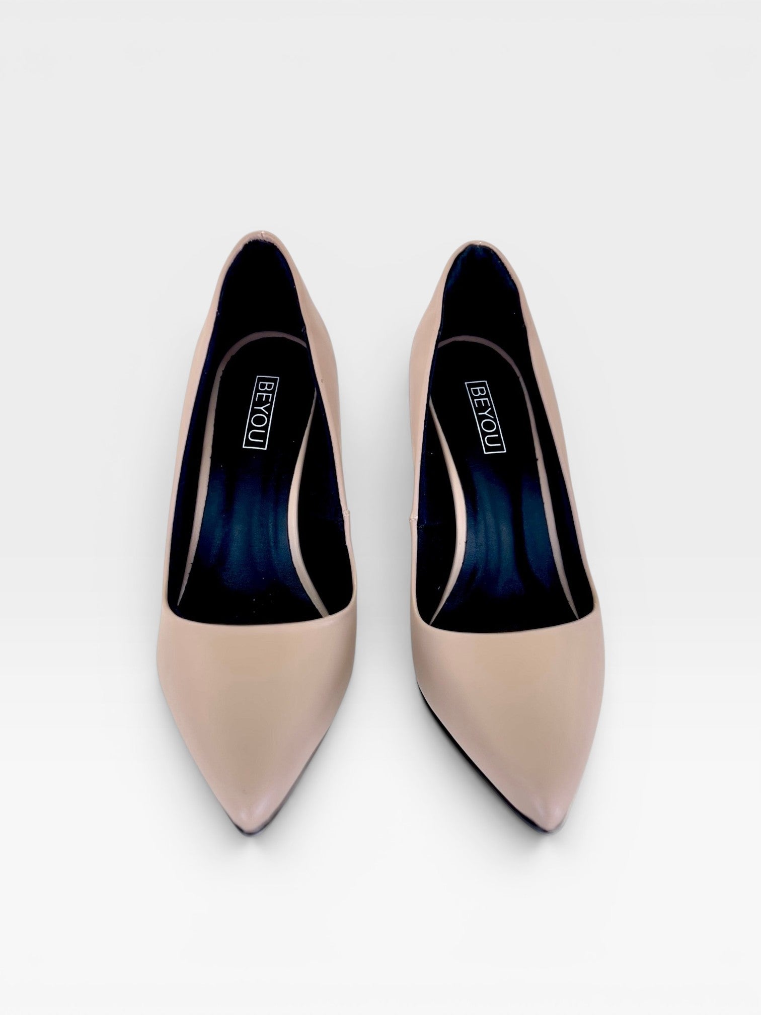 Scarpin Beyou Shoes California cinza em napa com salto de 9,5 cm e bico fino elegante