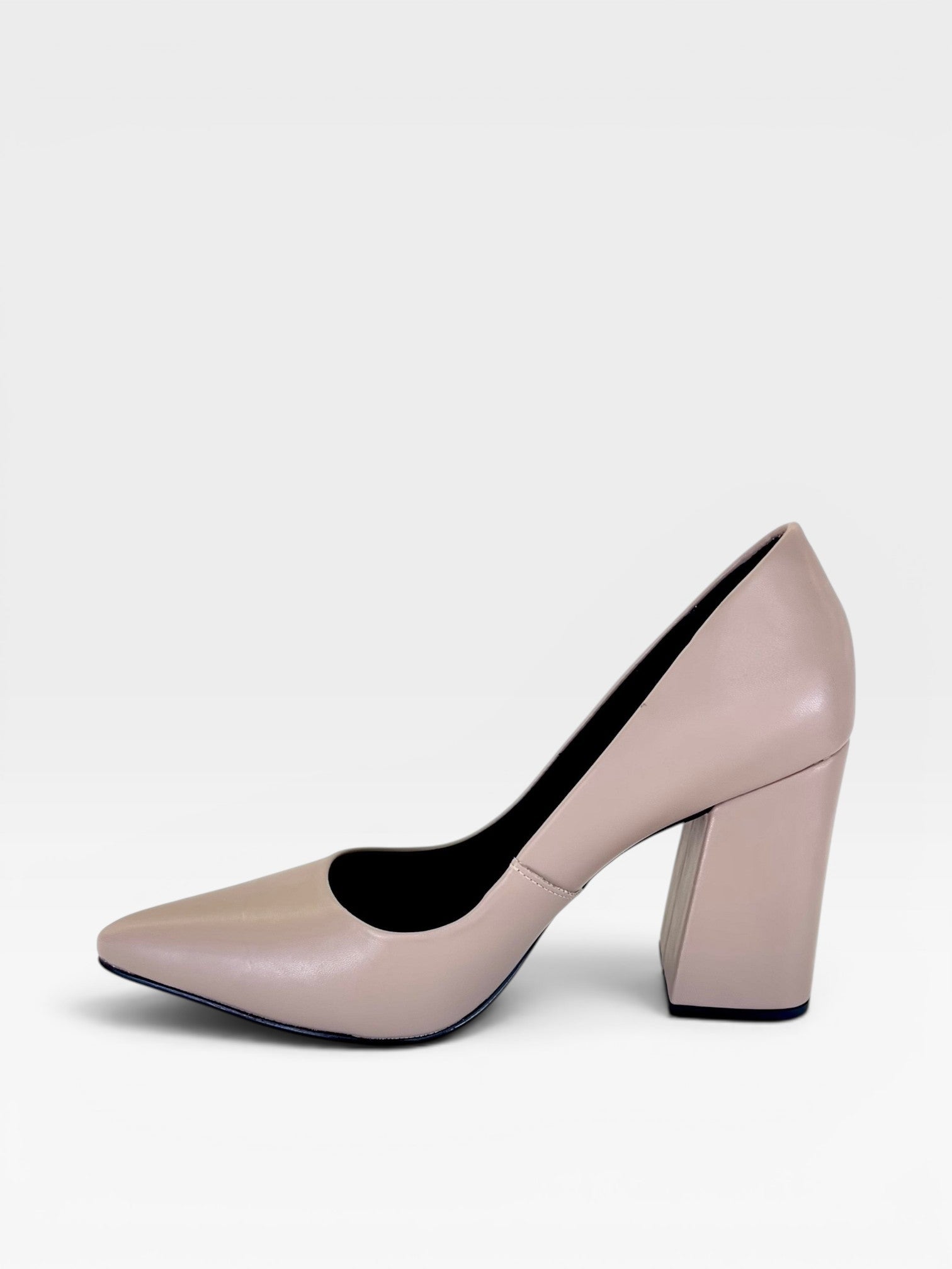 Scarpin Beyou Shoes California cinza em napa com salto bloco de 9,5 cm e bico fino, elegante e versátil.