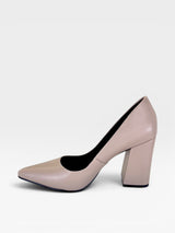 Scarpin Beyou Shoes California cinza em napa com salto bloco de 9,5 cm e bico fino, elegante e versátil.