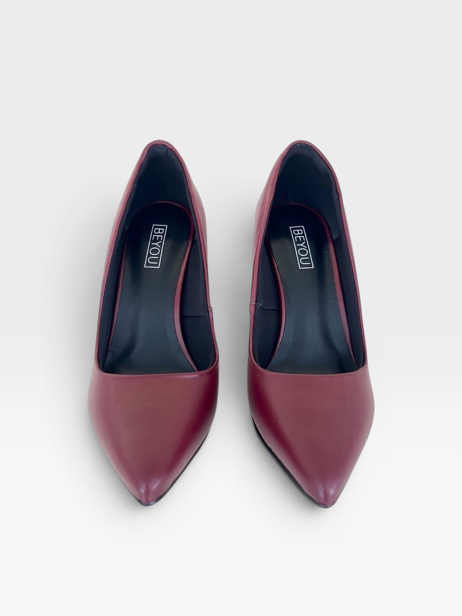 Scarpin Beyou Shoes California na cor marsala cherry, feito em napa com bico fino e salto alto elegante.