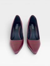 Scarpin Beyou Shoes California na cor marsala cherry, feito em napa com bico fino e salto alto elegante.