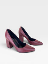 Scarpin Beyou Shoes California na cor marsala cherry, feito em napa com salto bloco de 9,5 cm e bico fino elegante.