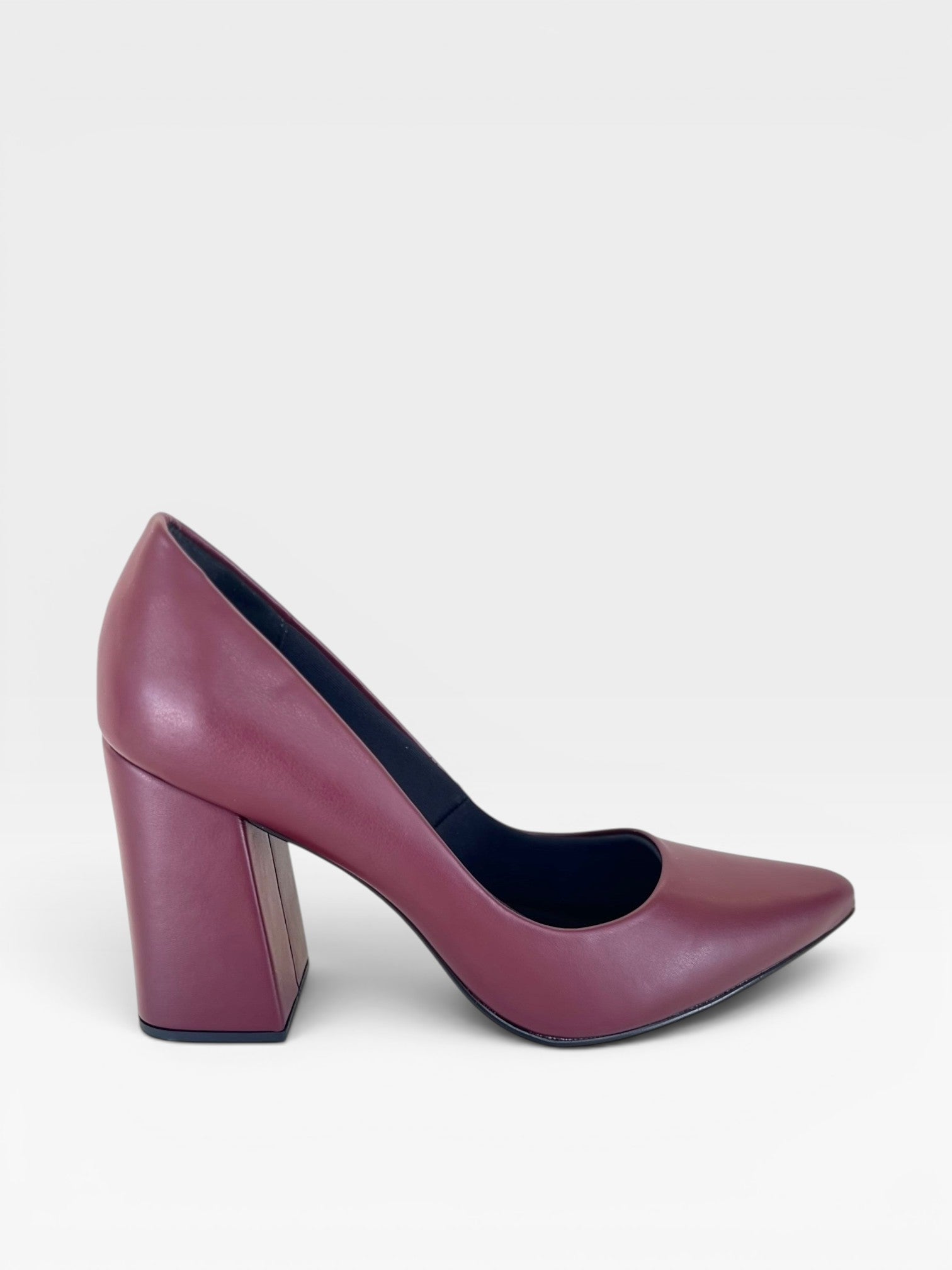 Scarpin Beyou Shoes California na cor marsala, feito em napa com salto bloco de 9,5 cm e bico fino elegante.