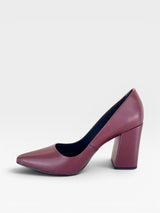 Scarpin Beyou Shoes California na cor marsala, feito em napa com salto bloco de 9,5 cm e bico fino elegante.