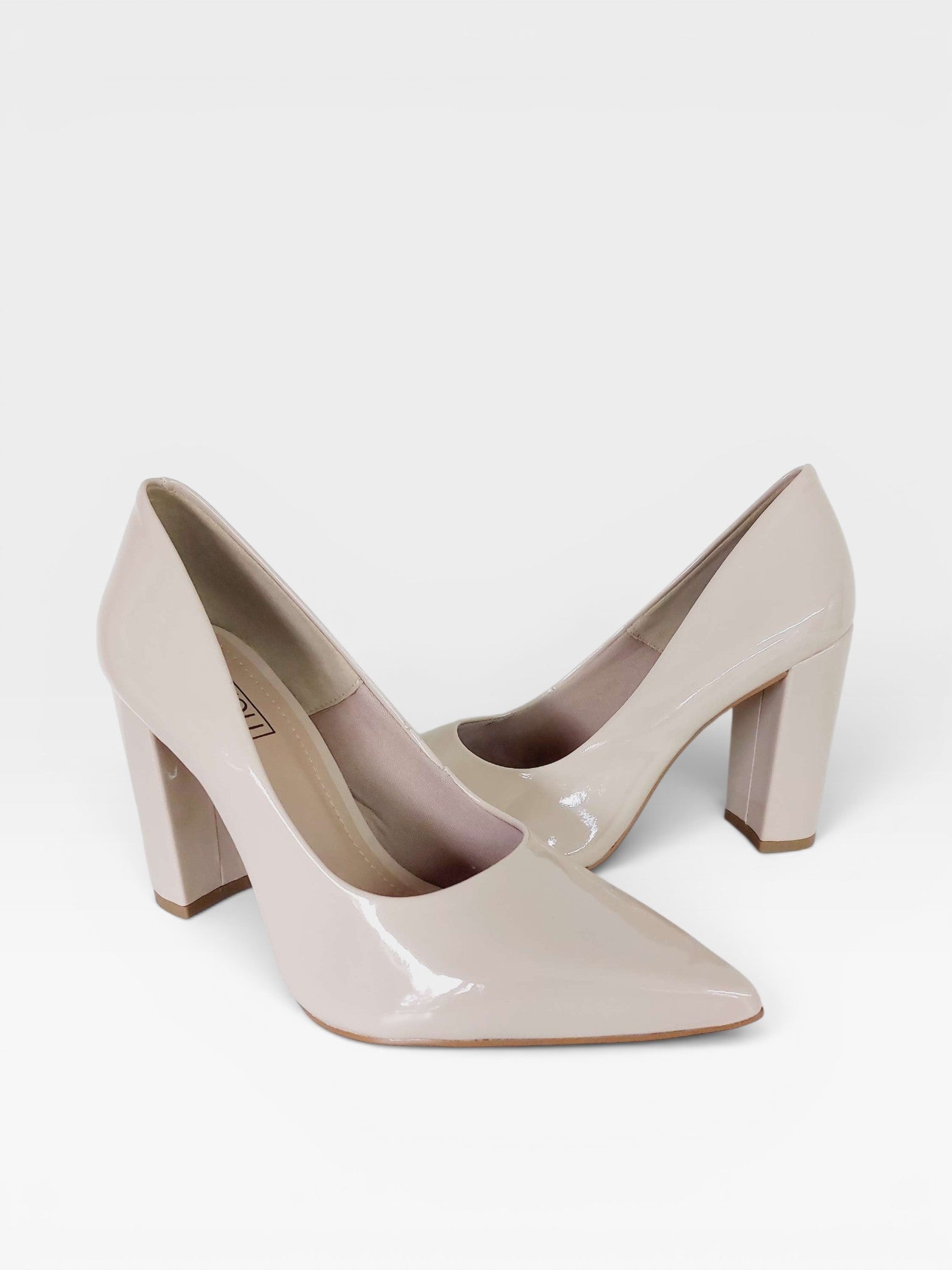 Scarpin Beyou Shoes California nude em verniz com salto alto bloco de 9,5 cm e bico fino elegante