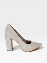 Scarpin Beyou Shoes California nude em verniz com salto bloco de 9,5 cm e bico fino elegante