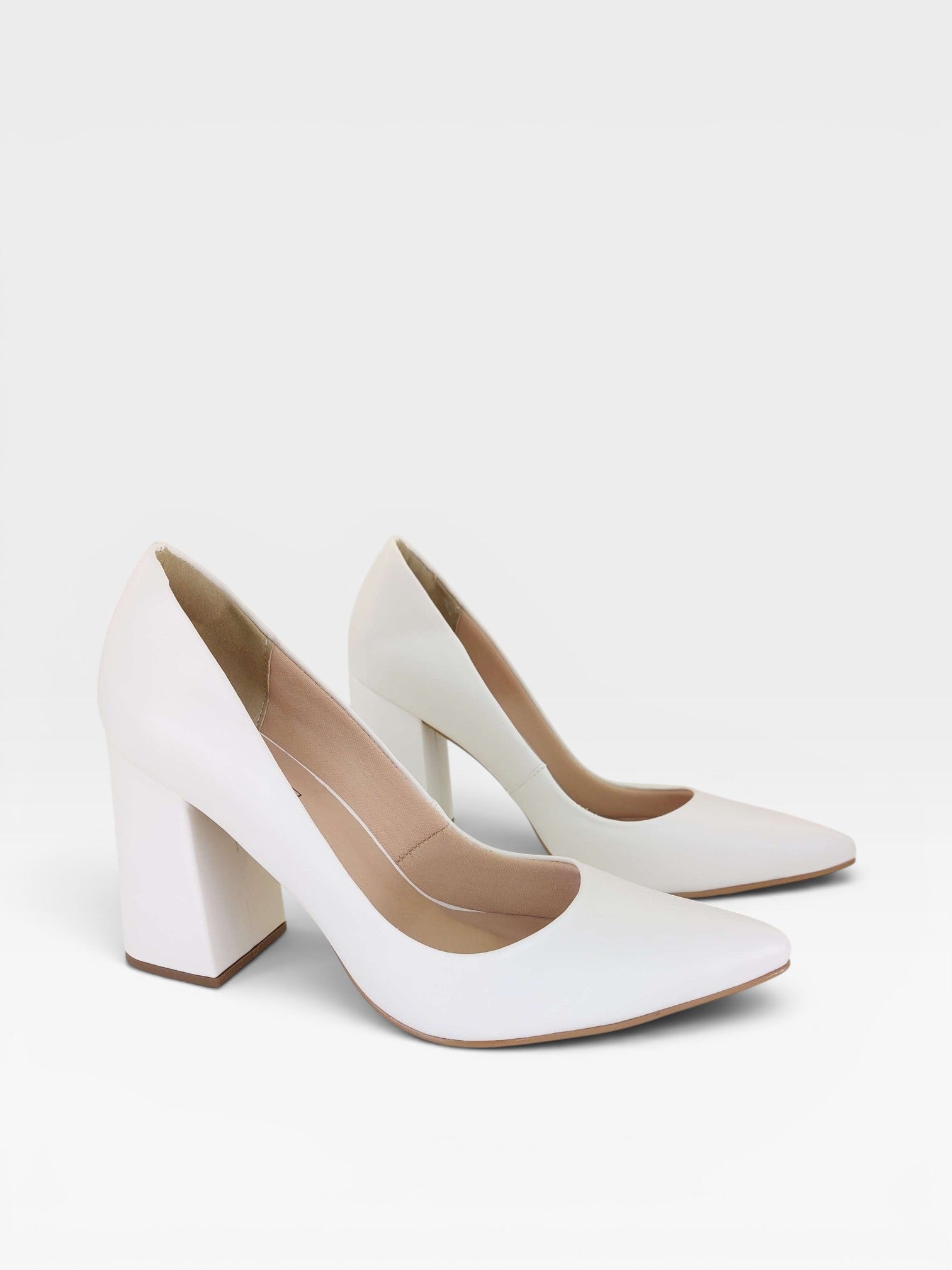 Scarpin Beyou Shoes California off white em napa com salto bloco de 9,5 cm e bico fino elegante