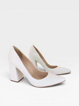 Scarpin Beyou Shoes California off white em napa com salto bloco de 9,5 cm e bico fino elegante
