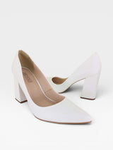 Scarpin Beyou Shoes California off white em napa com salto bloco de 9,5 cm e bico fino elegante