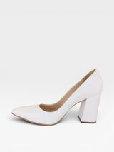 Scarpin Beyou Shoes California off white em napa com salto bloco de 9,5 cm, design clássico e elegante.