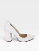 Scarpin Beyou Shoes California off white em napa com salto bloco de 9,5 cm e bico fino elegante