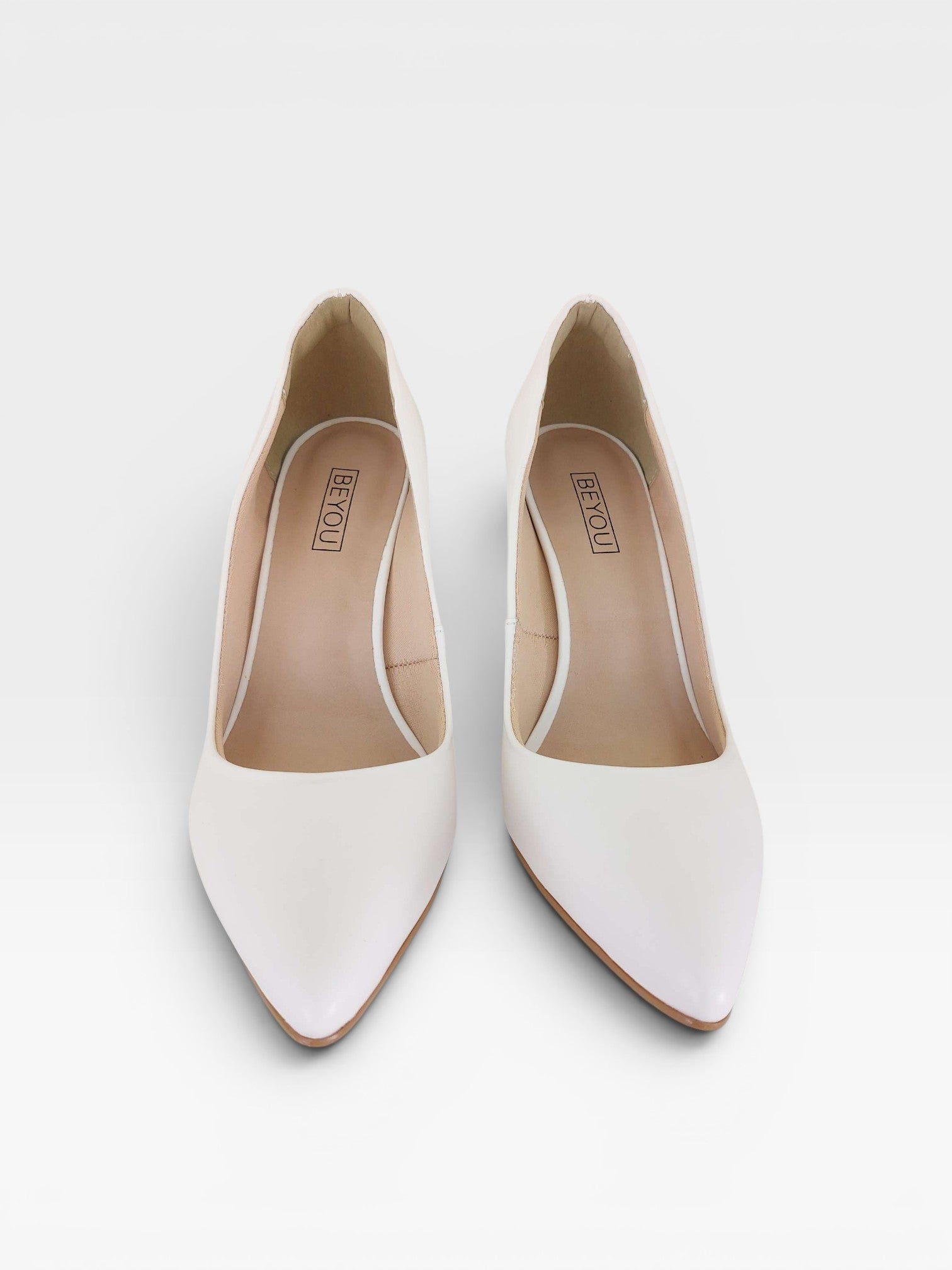 Scarpin Beyou Shoes California off white em napa com bico fino e salto alto elegante
