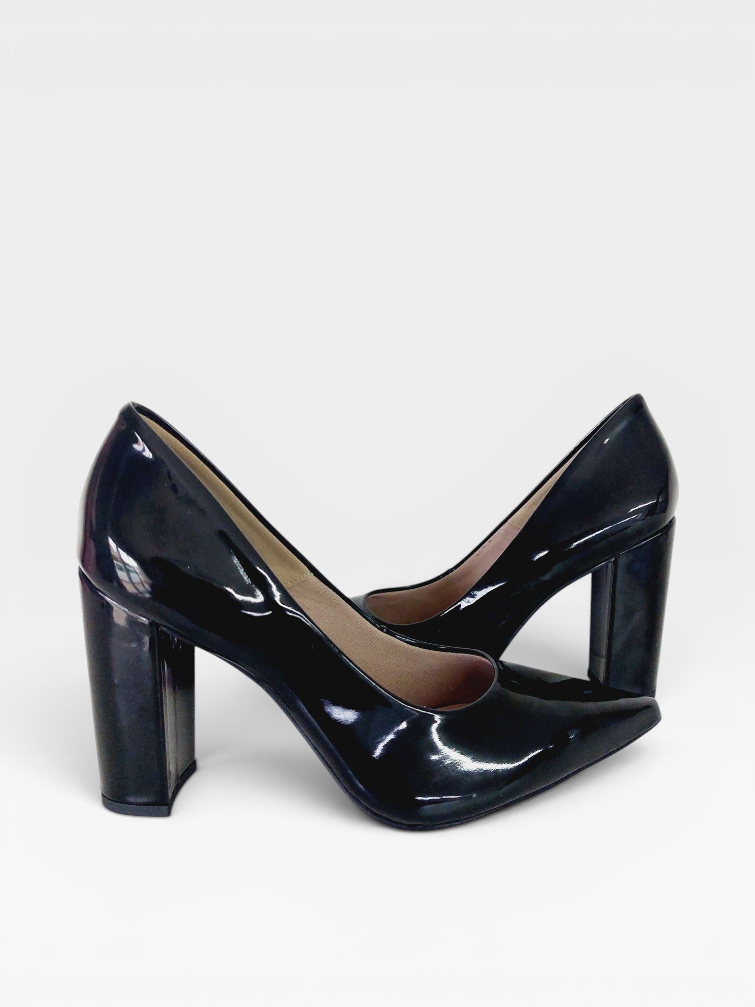 Scarpin Beyou Shoes California preto em verniz com salto bloco de 9,5 cm e bico fino elegante
