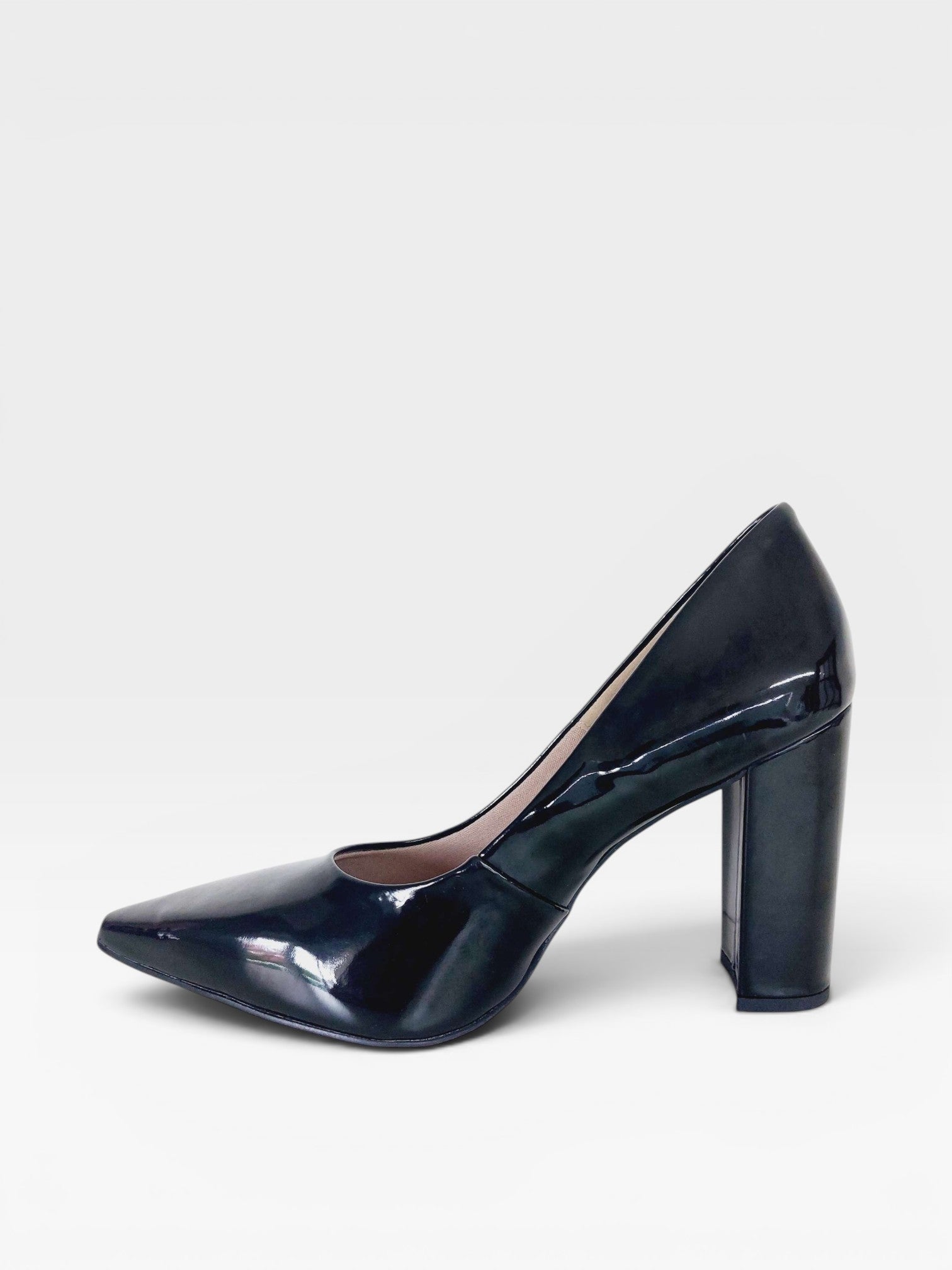 Scarpin Beyou Shoes California preto em verniz com bico fino e salto alto bloco de 9,5 cm