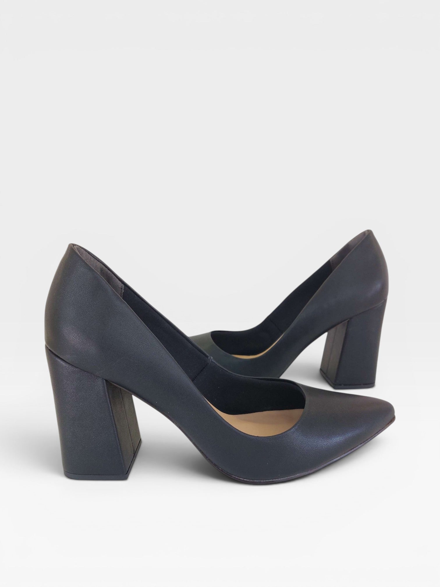 Scarpin Beyou Shoes California preto em napa com salto bloco de 9,5 cm e bico fino, elegante e versátil.