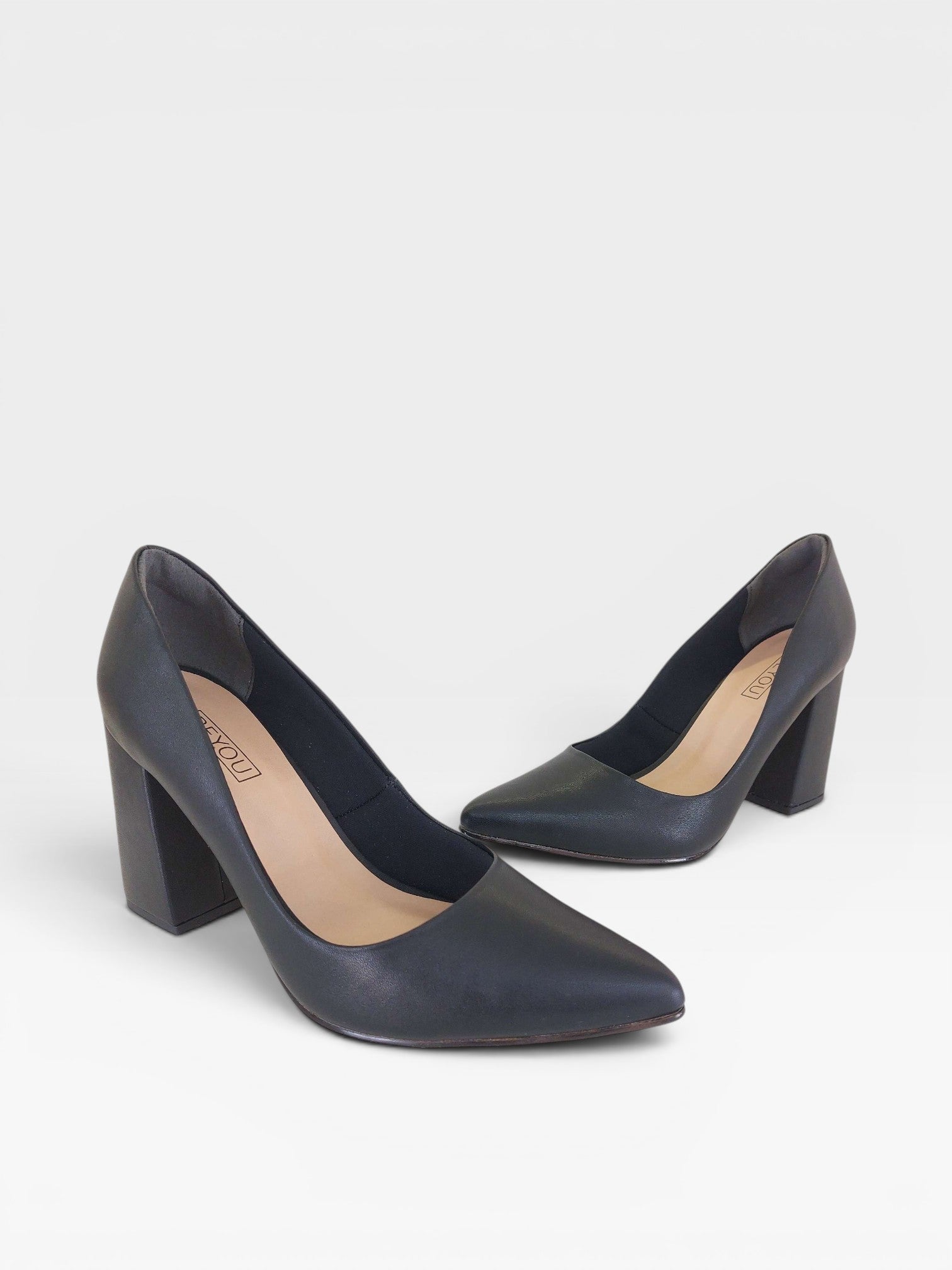 Scarpin Beyou Shoes California preto em napa com salto bloco de 9,5 cm e bico fino elegante