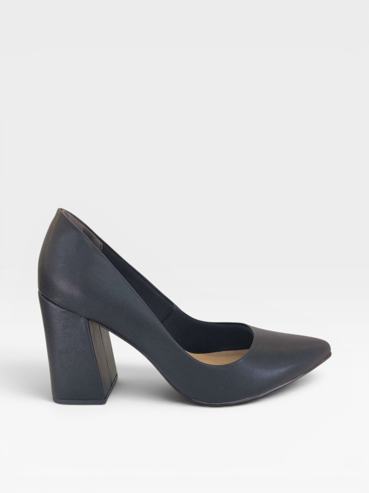Scarpin Beyou Shoes California preto em napa com salto bloco de 9,5 cm e bico fino, design elegante e clássico.
