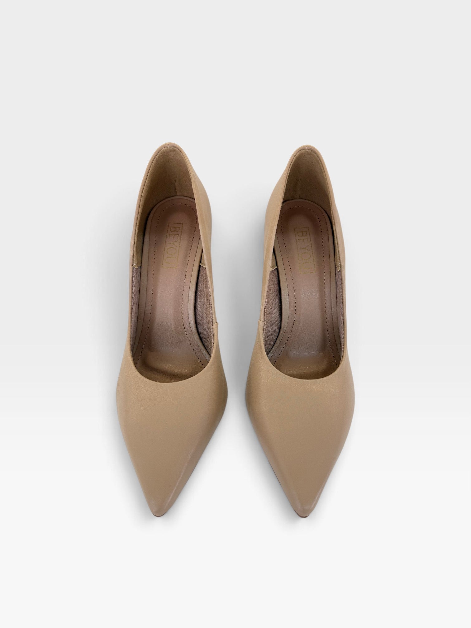 Scarpin Beyou Shoes Beverly Hills em couro cor bistrô com bico fino e salto alto de 10 cm