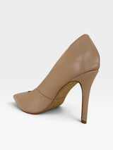 Scarpin Beyou Shoes Beverly Hills em couro cor bistrô com salto alto de 10 cm e bico fino elegante