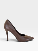Scarpin Beyou Shoes Beverly Hills em couro marrom com salto alto fino e bico fino