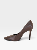 Scarpin Beyou Shoes Beverly Hills marrom em couro com bico fino e salto alto de 10 cm