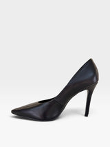Scarpin Beyou Shoes Beverly Hills em couro preto com bico fino e salto alto de 10 cm, vista lateral.