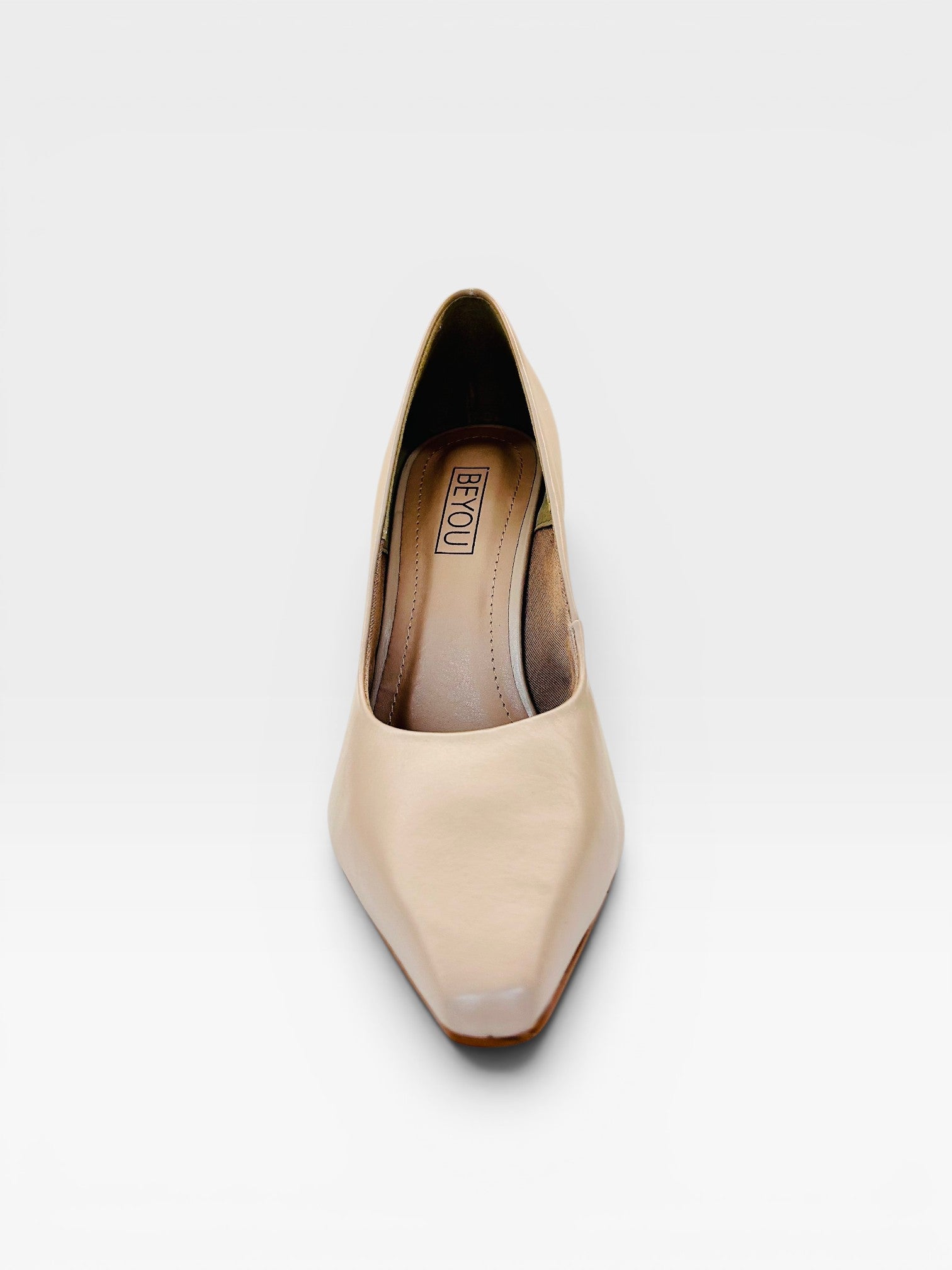 Scarpin Beyou Shoes London em couro nude com bico quadrado e salto de 10 cm, vista superior