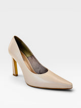 Scarpin Beyou Shoes London em couro nude com bico fino e salto alto de 10 cm