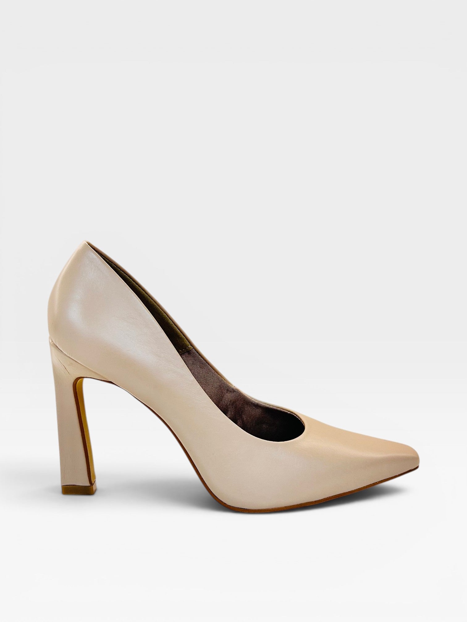 Scarpin Beyou Shoes London Bistrô em couro nude com salto alto de 10 cm e bico fino elegante