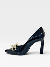 Scarpin Beyou Shoes London preto em verniz com detalhe de corrente dourada e salto alto de 10 cm
