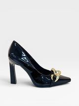 Scarpin Beyou Shoes London preto em verniz com salto alto e detalhe de corrente dourada no cabedal