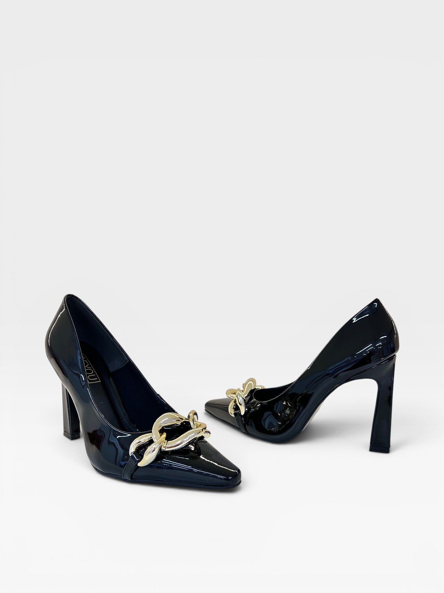 Scarpin Beyou Shoes London preto em verniz com salto alto e detalhe de corrente dourada no cabedal